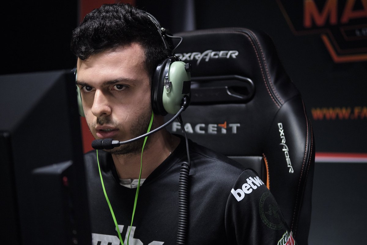 Close faceit. FACEIT. FACEIT фотографии. Фото для профиля фейсит. MIBR - complexity.