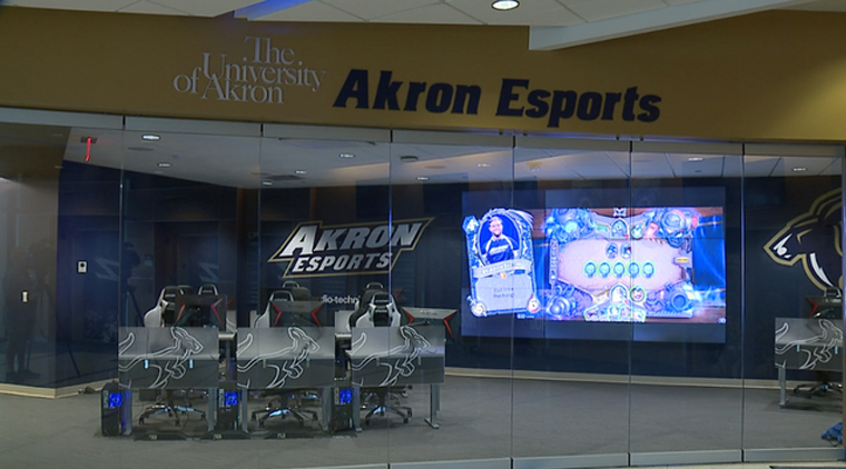 Universidade de Akron com espaço dedicado a esports