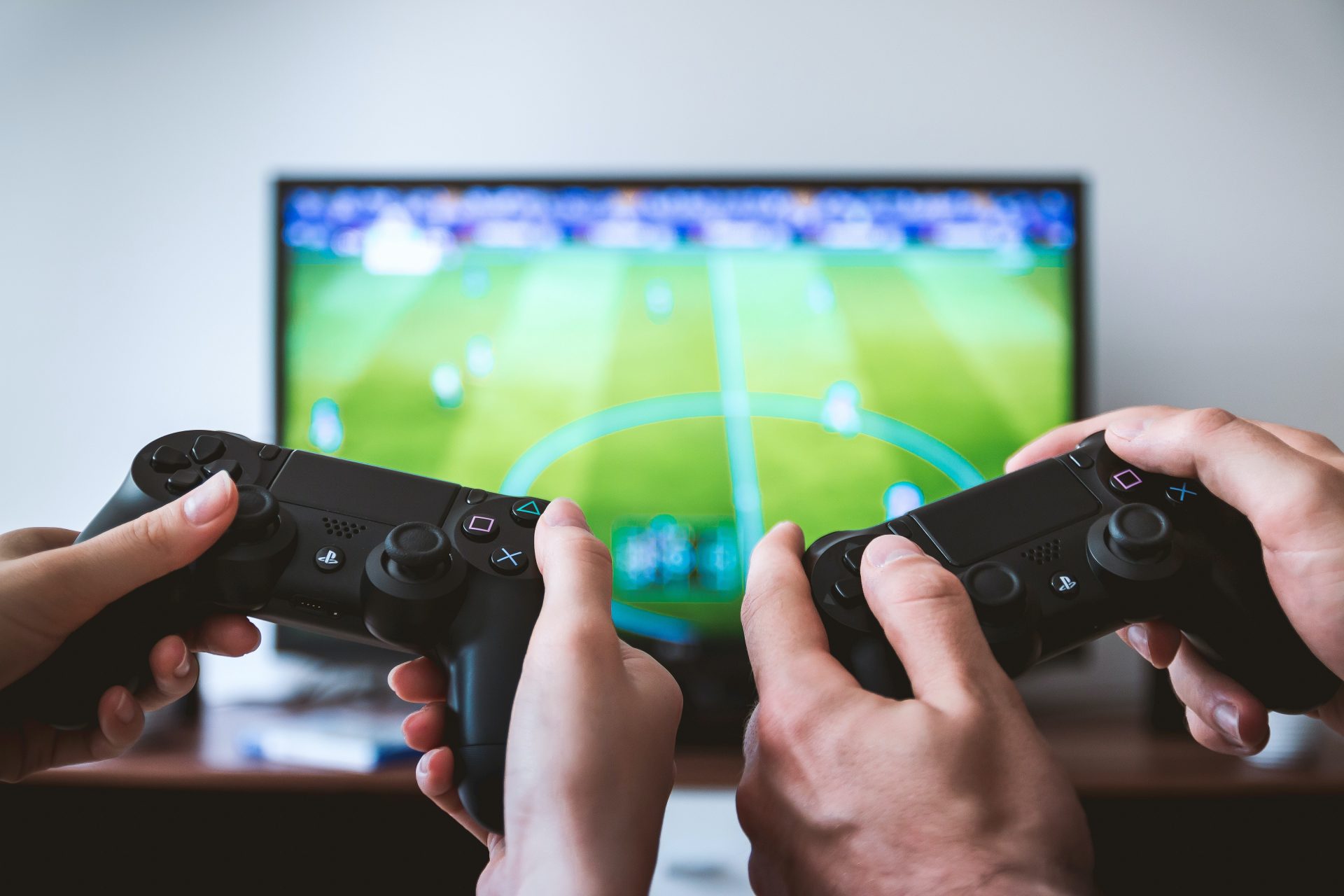 Governo da França bane esports, streamer e outras palavras em