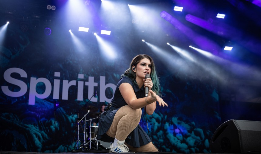 Imagem de Courtney LaPlante dos Spiritbox partilha vídeo misterioso da Ahri