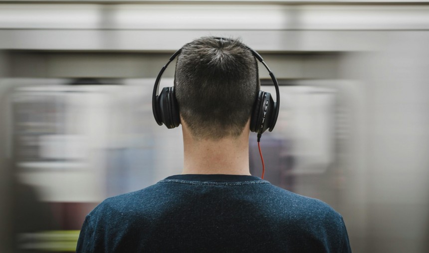 Headphones na cabeça